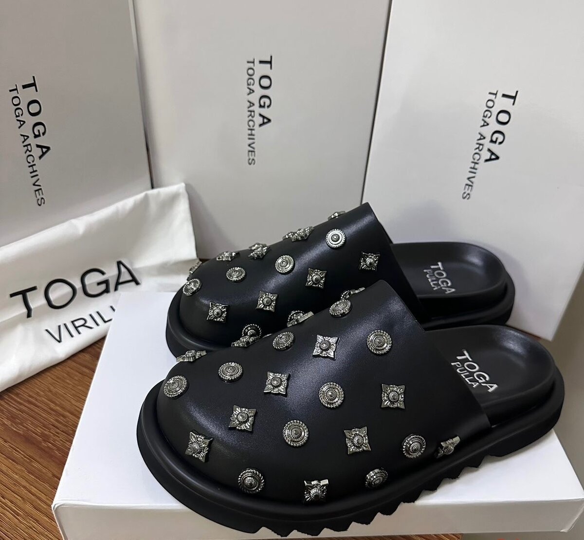 Sabots en cuir cloutés