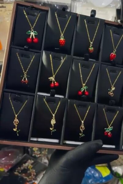 Collier Cerise Doré Élégant