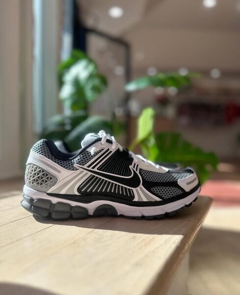 NIKE AIR ZOOM VOMERO 5 DARK GR