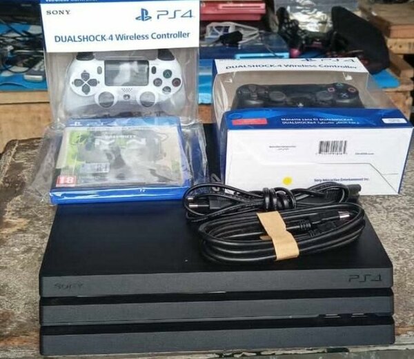 Console PS4 Slim 500 Go avec manette