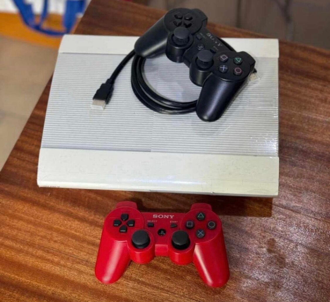Console PlayStation avec manettes