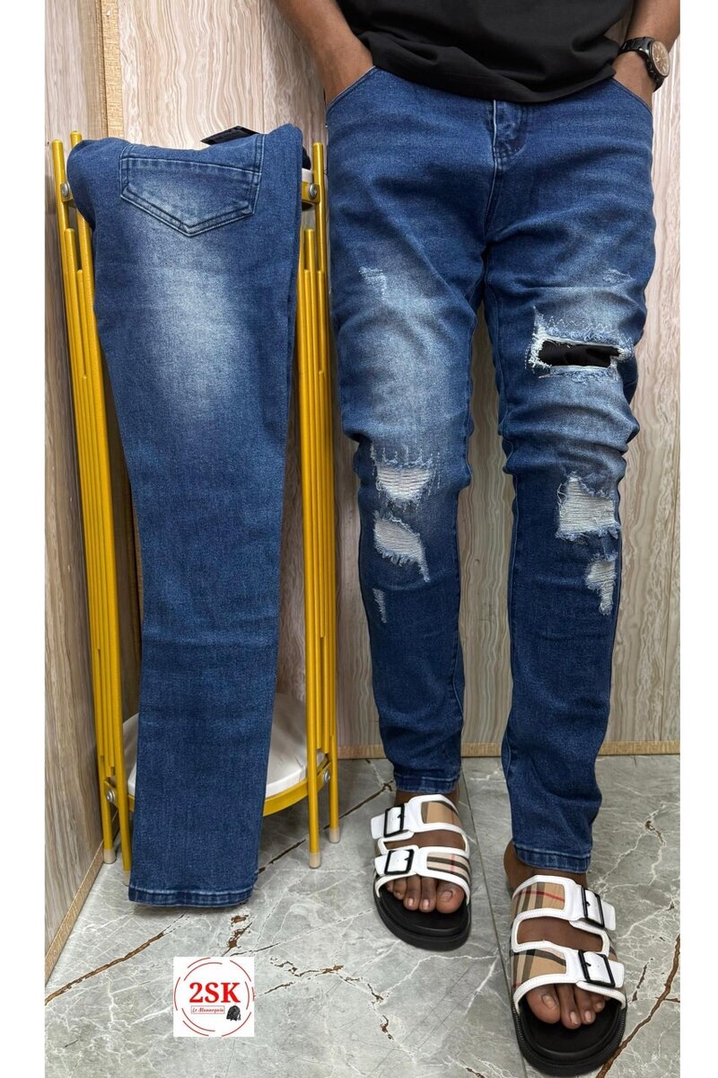 Jeans déchirés modernes
