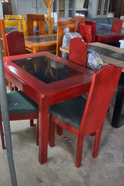Table à manger en bois et verre
