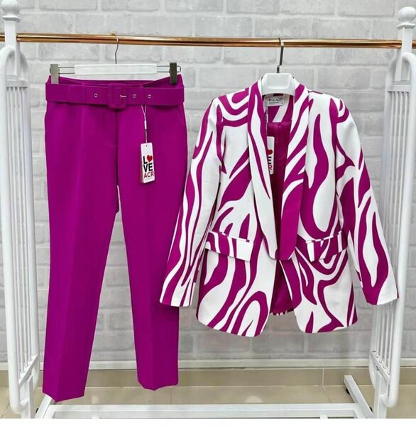 Costume femme élégant à motifs