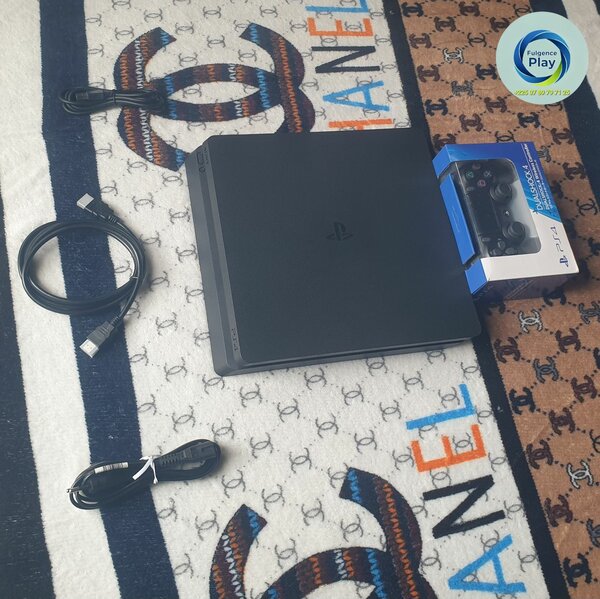 Console PS4 Slim encore neuve