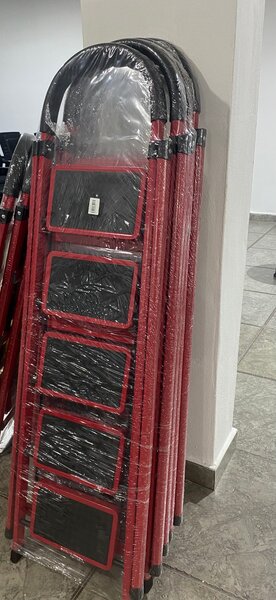 Échelle pliante compacte en métal