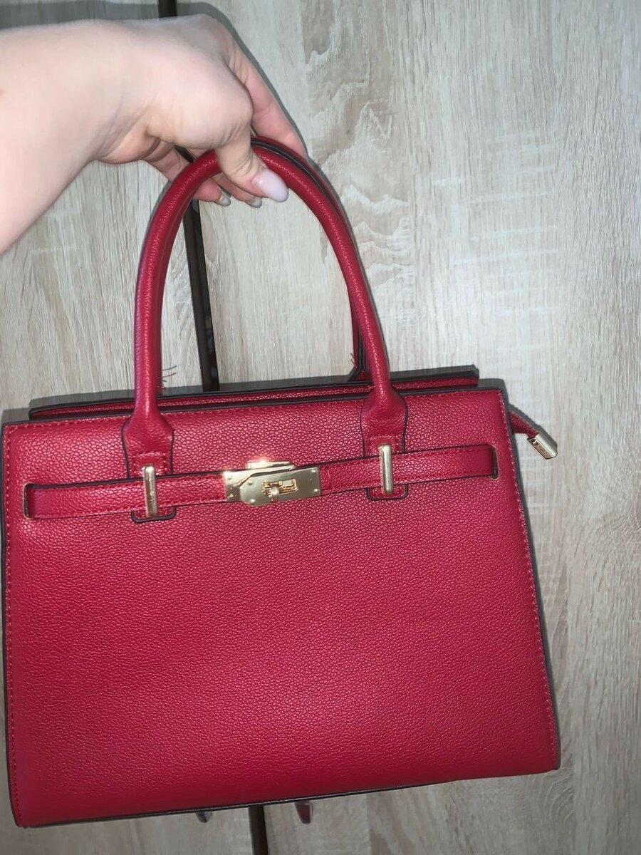 Красная сумка стоит 1000