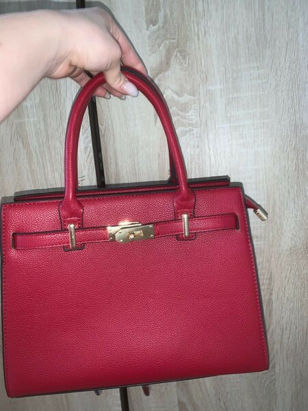 Красная сумка стоит 1000