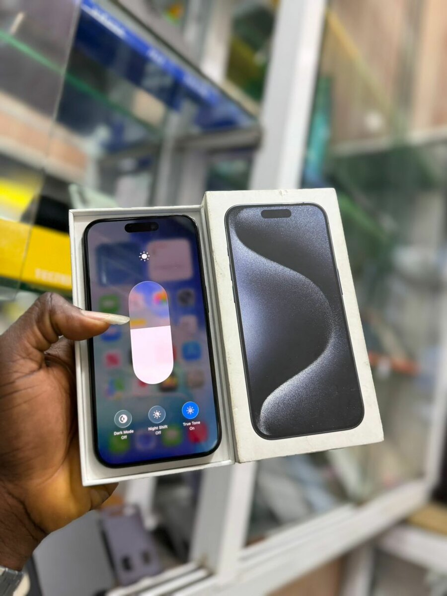 iPhone 15 pro 128 giga et 2puc