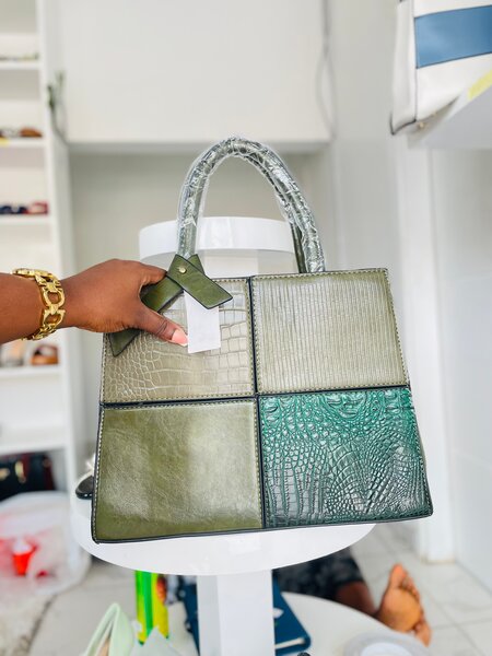 Sac à main en cuir texturé