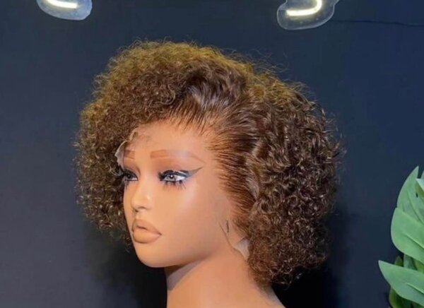 Perruque bouclée courte
