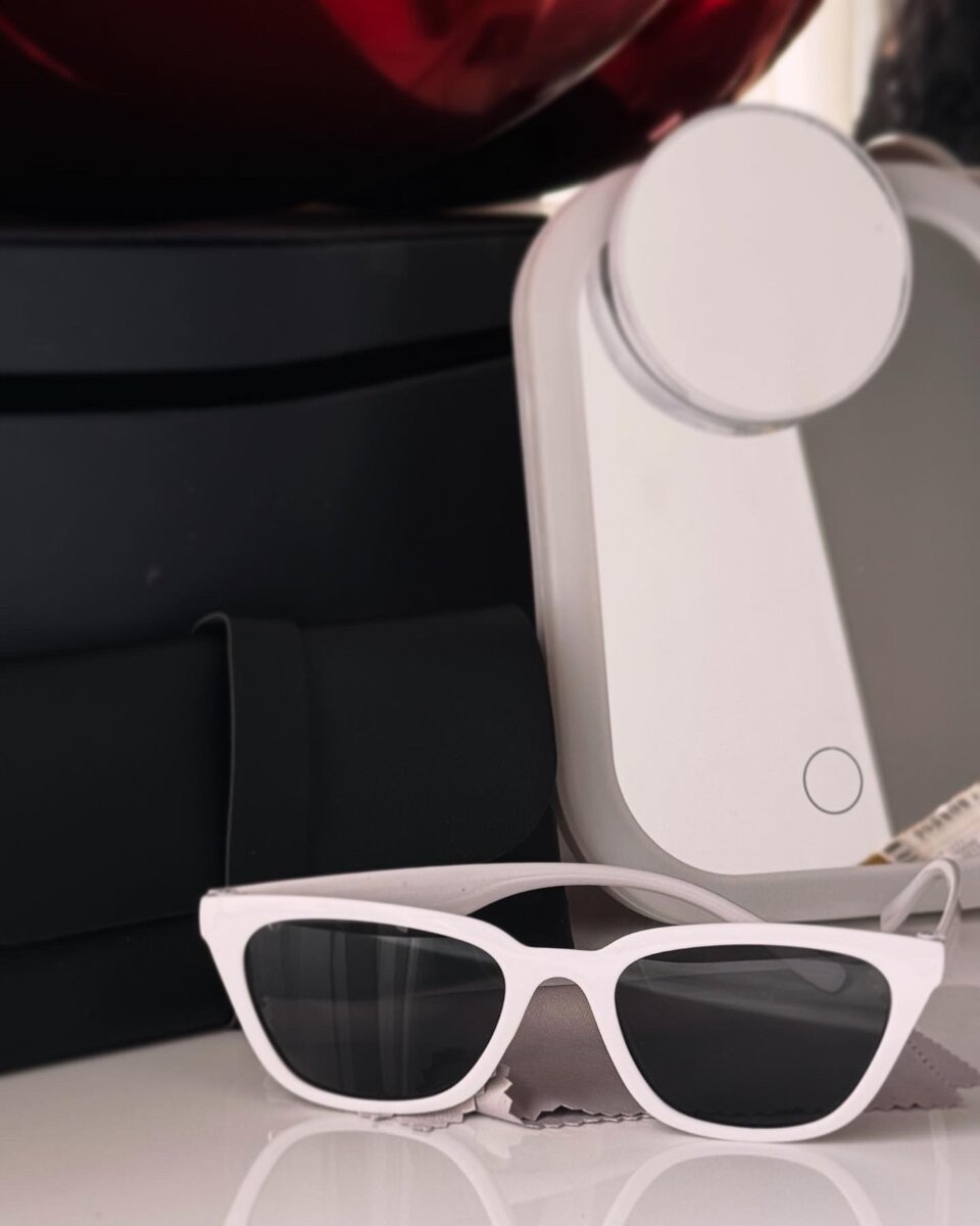 Белые солнцезащитные очки.