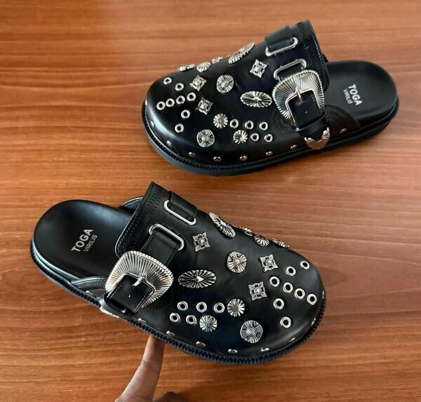 Sabots TOGA Virilis noirs cloutés femme