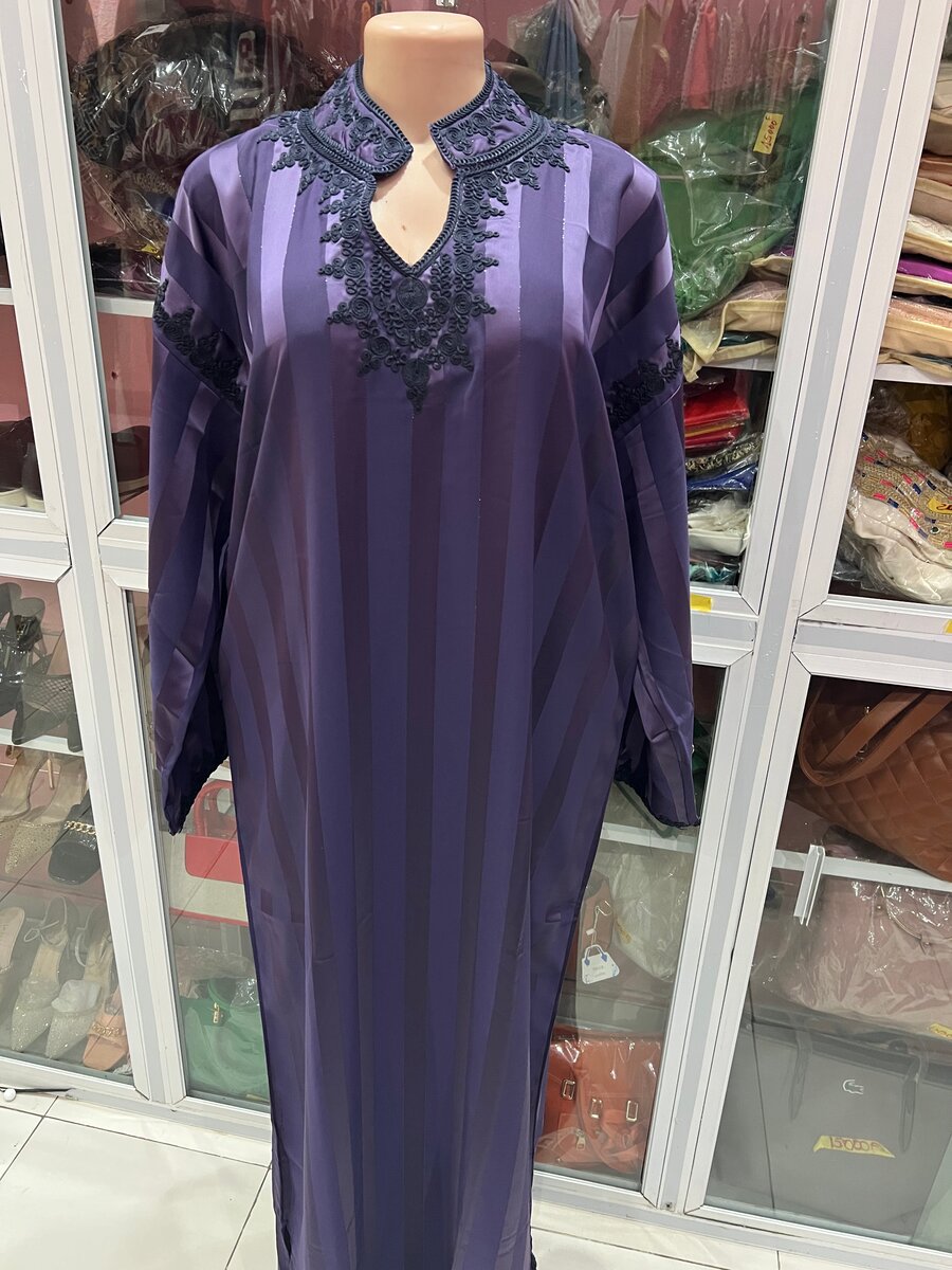Robe caftan magenta brodée