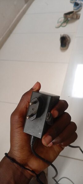 Adaptateur secteur polyvalent