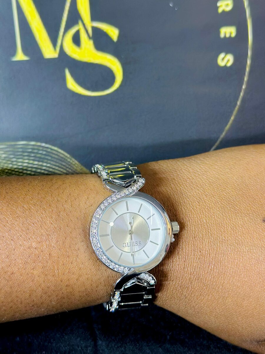 Women's wristwatch with metal bracelet white