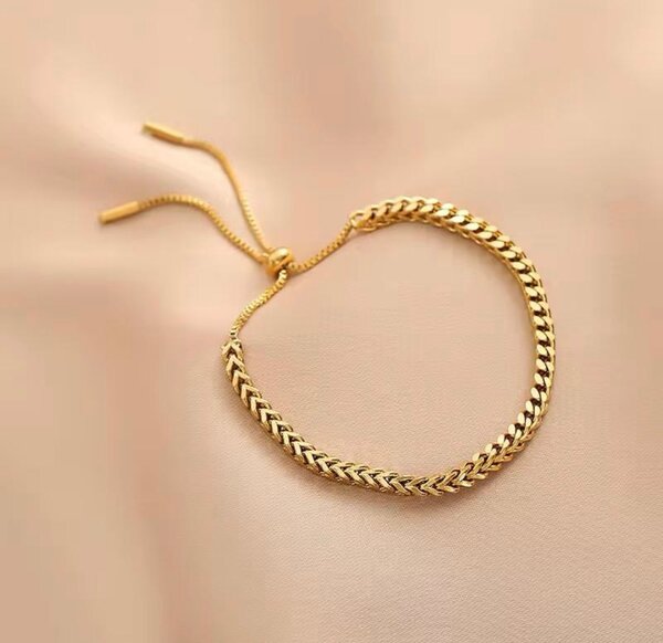 Elegant Gold Chain Bracelet