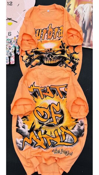 T-shirt graphique orange unisexe