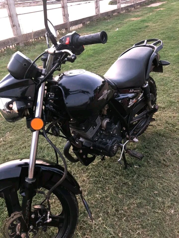 Moto Noir Puissante Classique