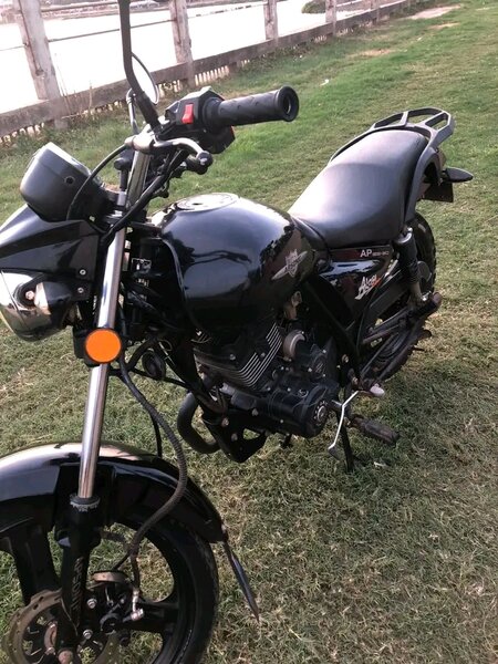 Moto Noir Puissante Classique