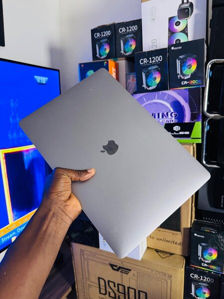 MacBook Pro 2019 i7 Retina Display..