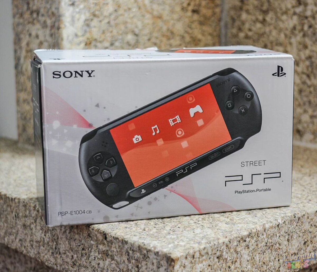 PSP nouveau dans carton + 50 jeux avec 1 pochette offerte