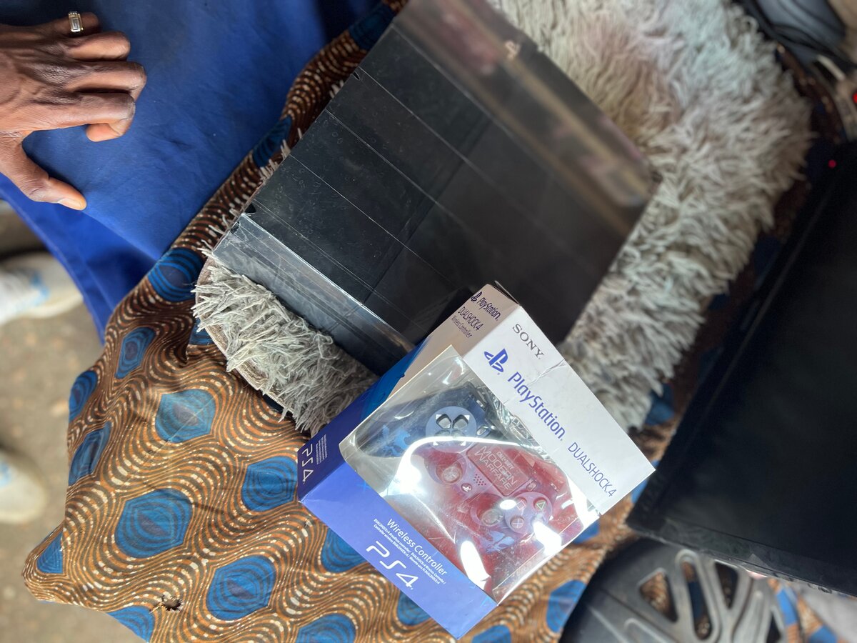 Console PS4 avec manette