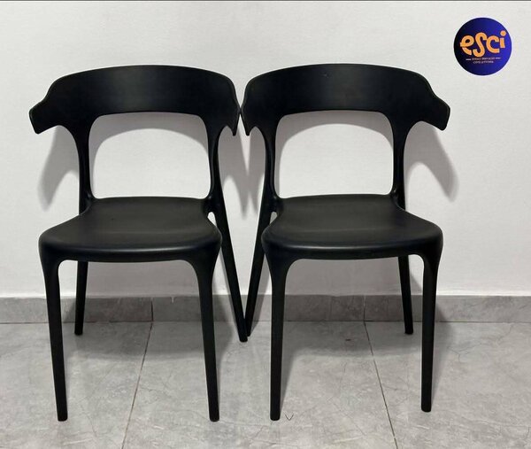 Chaises noires élégantes