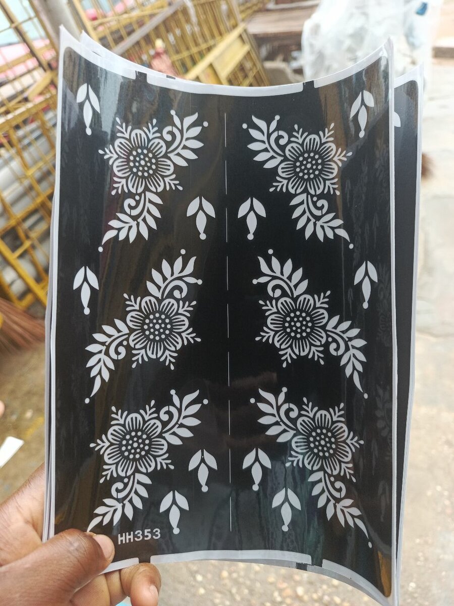 Pochoirs au henné floraux