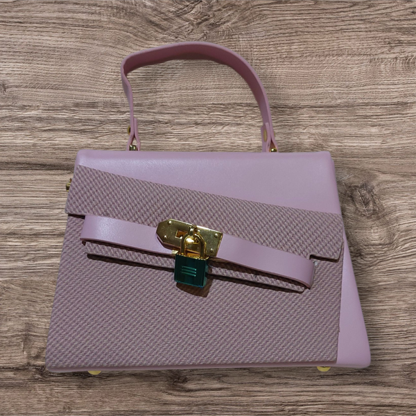 Sac à main en cuir rose chic