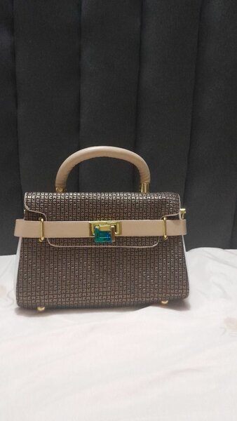 Sac à main élégant tissé