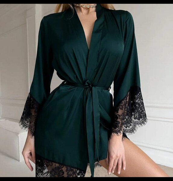 Peignoir en satin dentelle