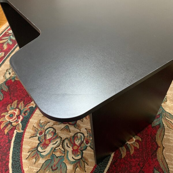 Компьютерный стол с вырезом под тело