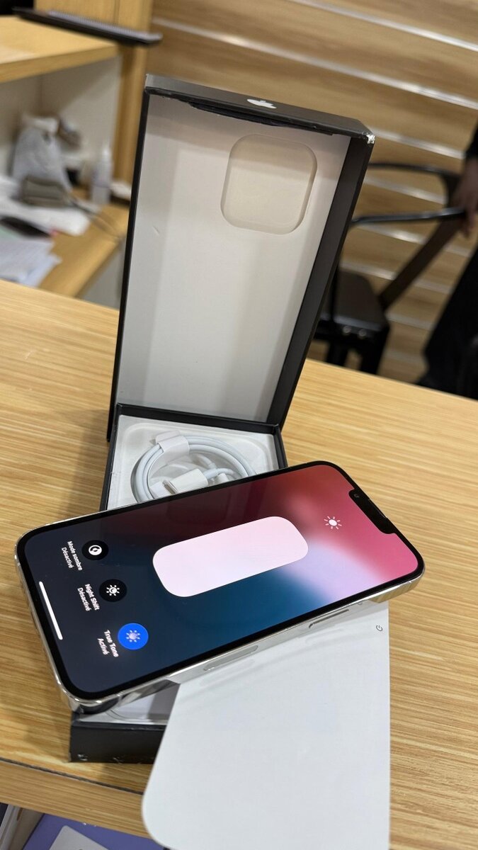 *iphone 13 pro 512g 3 jours d'utilisation prix: 330.000f  :