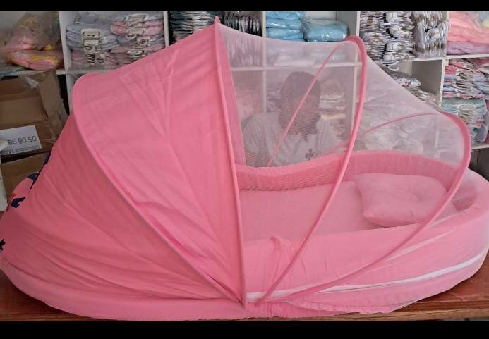 Berceau bébé rose avec moustiquaire