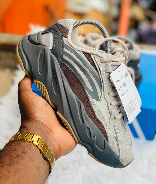 Adidas yeezy 700