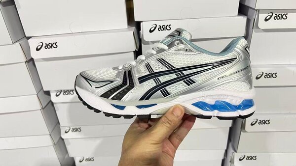 Chaussures de course légères Asics