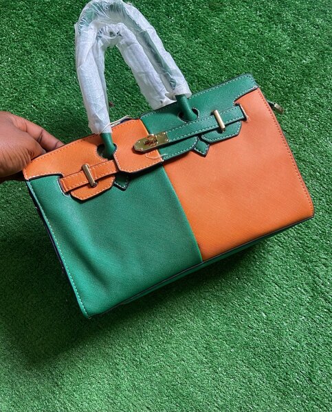 Sac à main bicolore élégant