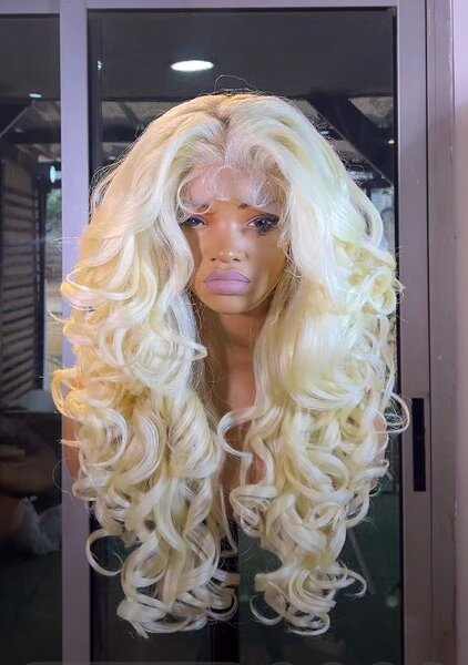 Perruque en dentelle bouclée