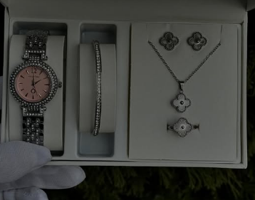 Комплект с наручными часами для женщин