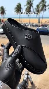 Mules en cuir noir stylées