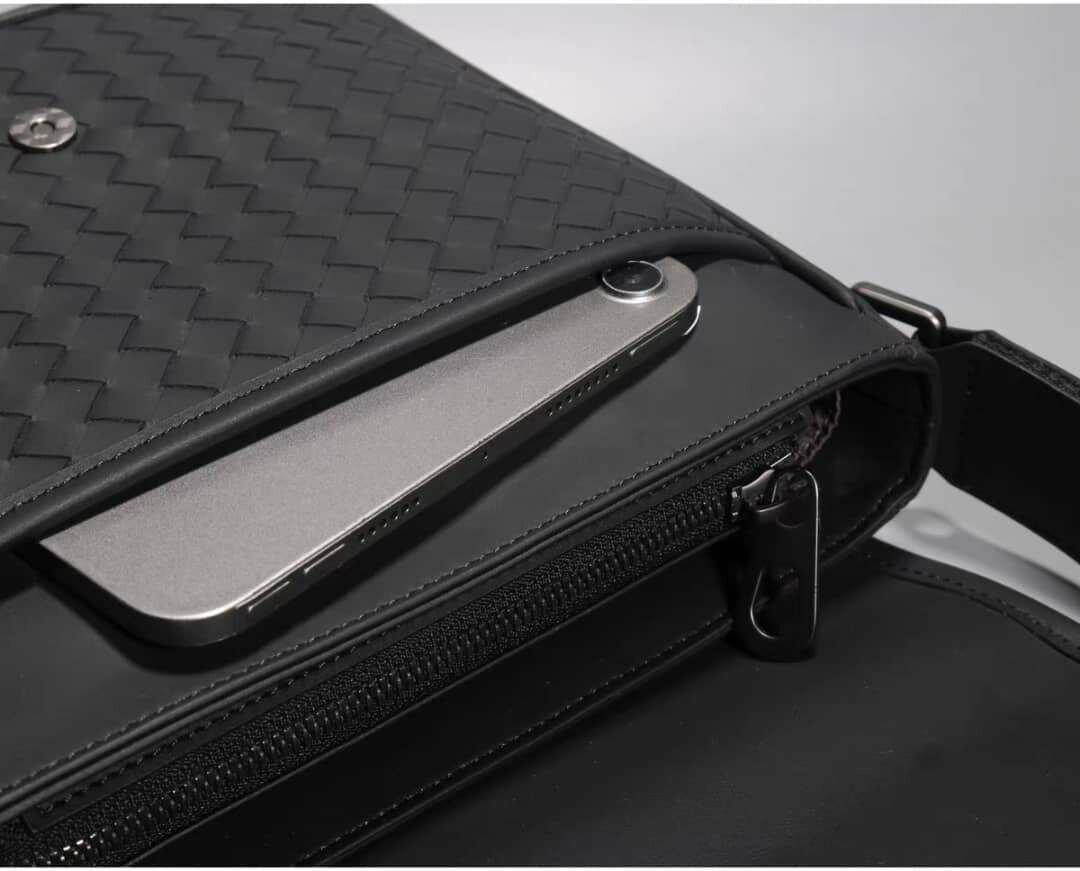 Sacoche en cuir tissé élégant