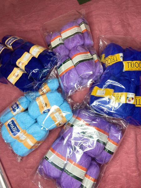 Fils à tricoter colorés