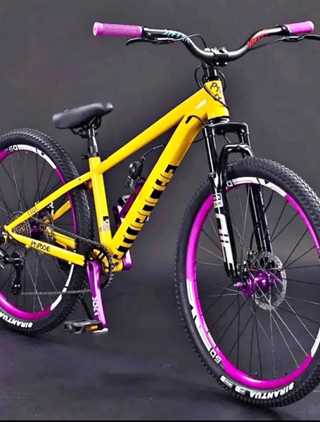 Vélo de montagne jaune vif