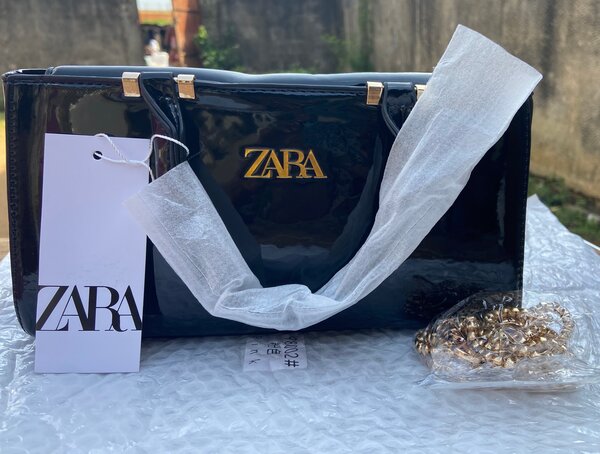 Sac à main en cuir brillant