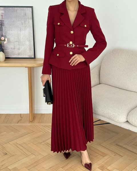 Нежная двойка, состоящая из юбки плиссе и пиджака