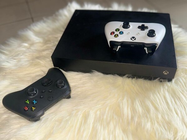 Console Xbox avec 2 manettes