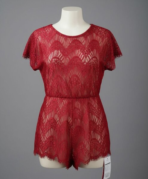 Combinaison féminine rouge élégant