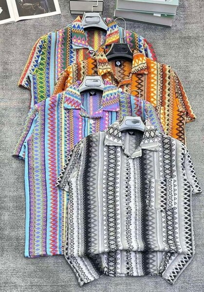 Chemises à motifs colorés