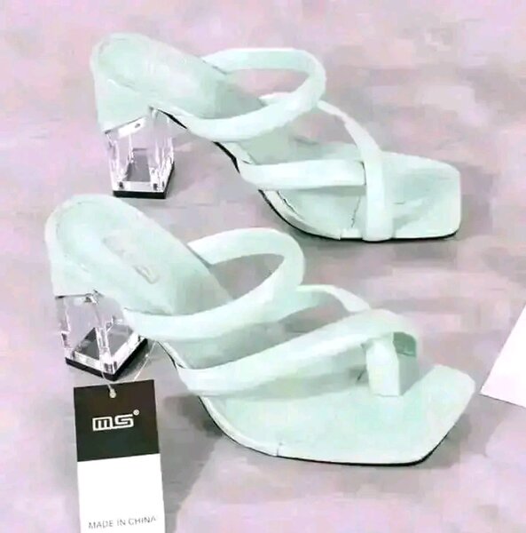 Sandales à talon transparent